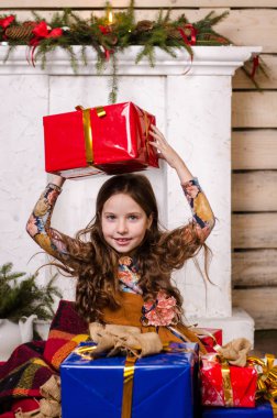 Noel süslemeli stüdyoda poz veren güzel küçük kız. 