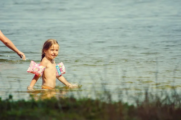 Little Girl Learning How Swim Lake — Photo