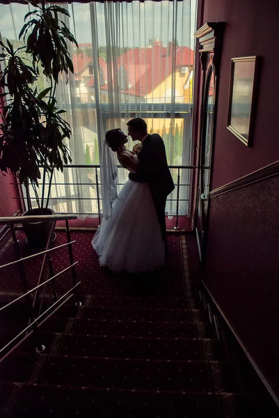 Newlyweds Couple Gently Posing Stairway Hotel — Foto Stock