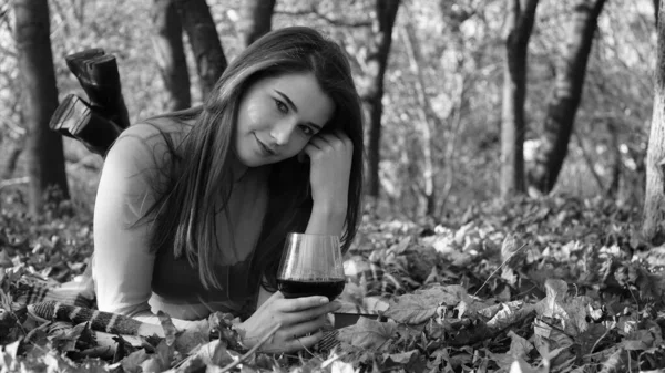 Ung Vacker Kvinna Med Ett Glas Vin Parken Hösten — Stockfoto