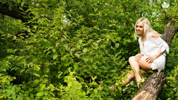 Sexy Blondýna Žena Letních Šatech Přírodě — Stock fotografie
