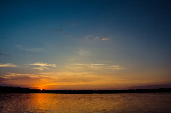 Schöner Sonnenuntergang über dem Meer. — Stockfoto