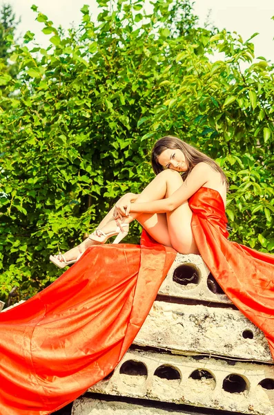 Hermosa Joven Vestida Con Vestido Rojo Losas Hormigón Posando Parque — Foto de Stock