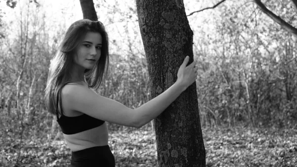 Jovem Bela Mulher Andando Parque Outono — Fotografia de Stock