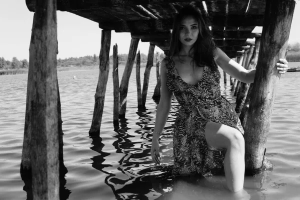 Attraente Donna Bionda Seduta Molo Accanto Lago Con Sfondo Naturale — Foto Stock