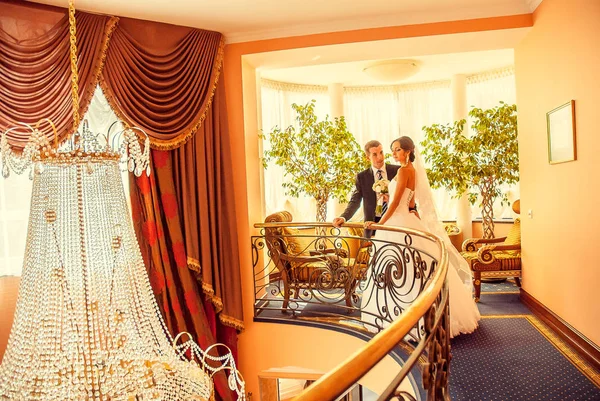 Ζευγάρι Νιόπαντρων Ποζάρουν Απαλά Στο Μπαλκόνι Του Ξενοδοχείου — Φωτογραφία Αρχείου