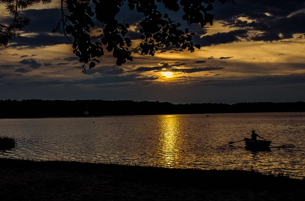 Hermosa puesta de sol sobre el mar. — Foto de Stock