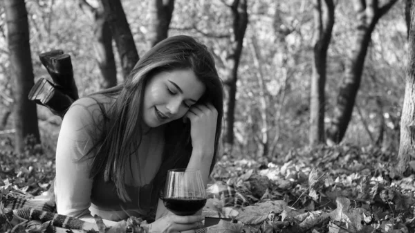 Ung Vacker Kvinna Med Ett Glas Vin Parken Hösten — Stockfoto