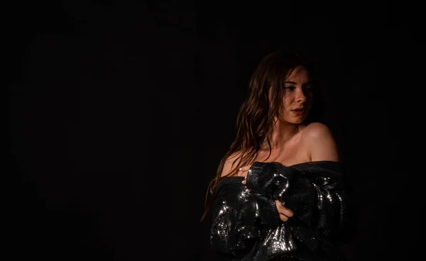Красива сексуальна оголена дівчина, вишукана білизна ізольована на темно-чорному тлі — стокове фото