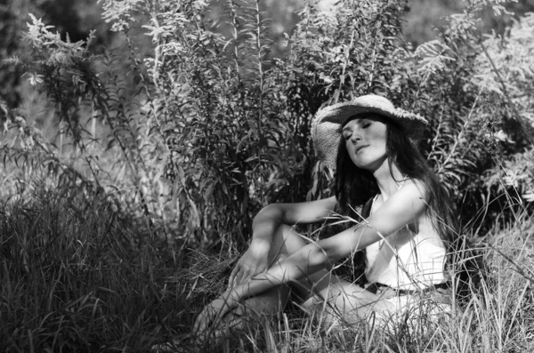 Vintage foto av en flicka/sepia, svartvitt porträtt av en vacker ung kvinna, lycka sommar — Stockfoto