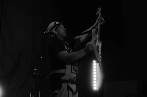 Guitarrista Banda Rock Tocando Cena Escura — Fotografia de Stock