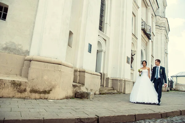 Široký Úhel Záběru Nevěsty Ženicha Kráčející Podél Staré Budovy — Stock fotografie