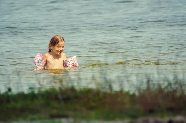 Little Girl Learning How Swim Lake — Zdjęcie stockowe