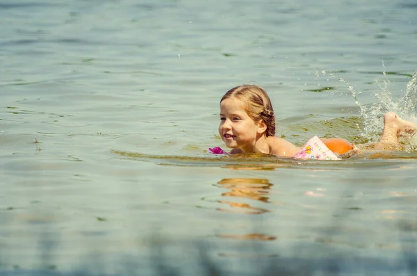 Little Girl Learning How Swim Lake — Stockfoto