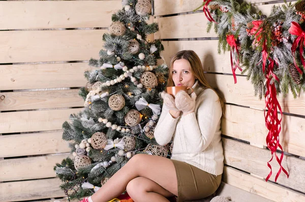 Krásná Mladá Žena Šálkem Čaje Vánoční Stromeček — Stock fotografie