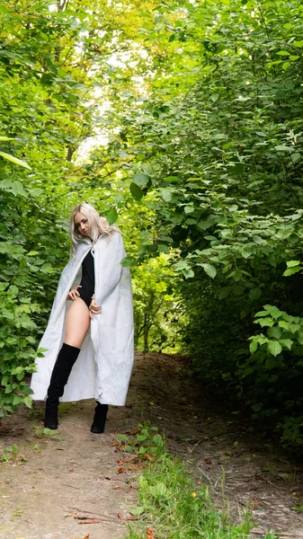 Femme Blonde Sexy Manteau Blanc Nature — Photo