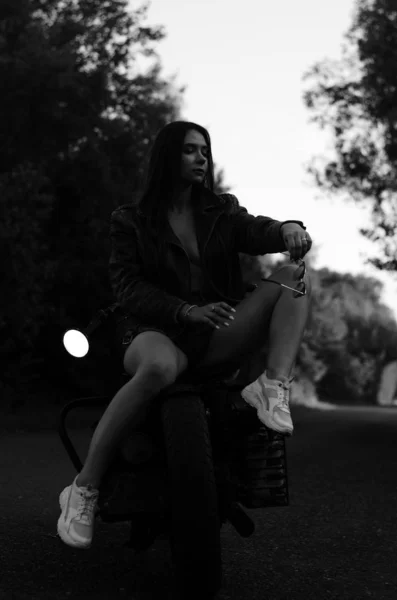 Foto Blanco Negro Una Hermosa Mujer Joven Con Sombrero Gafas — Foto de Stock