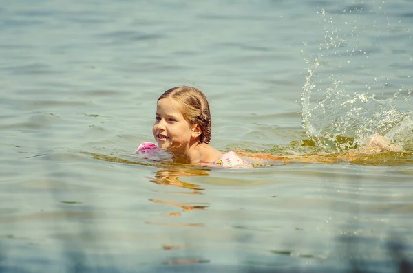 Little Girl Learning How Swim Lake — Stockfoto