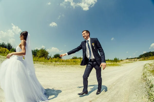 Schönes Paar in der ukrainischen Hochzeit Lutsk — Stockfoto