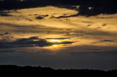 Denizin üzerinde güzel bir gün batımı.