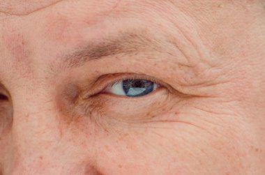 Bir adamın yüzüne yakın çekim.