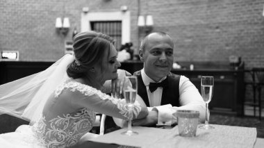 Gelin ve damat yaz park açık havada walking away.