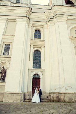 Gelin ve damadın eski binadan geniş açılı görüntüsü