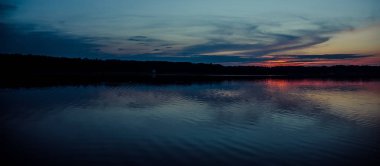 Denizin üzerinde güzel bir gün batımı.