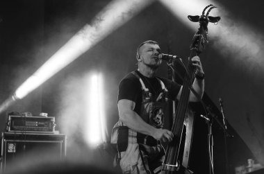 Karanlık sahnede rock grubunun performansı 