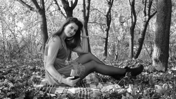 가을에 공원에서 와인을 마시고 아름다운 아가씨 — 스톡 사진