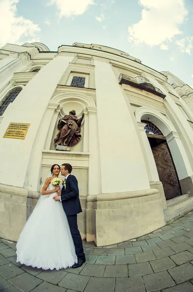 Rybí Oko Záběr Nevěsty Ženicha Pózování Kyticí Staré Budovy — Stock fotografie