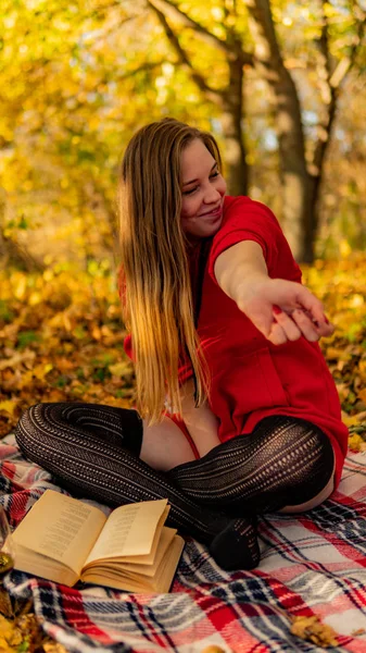 Niesamowite, wspaniałe dziewczyna w czerwonej sukience. Tło jest fantastyczne jesień. Fotografia artystyczna. — Zdjęcie stockowe