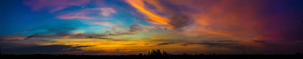 Natürlicher Sonnenaufgang Über Feld Oder Wiese Heller Himmel Und Dunkler — Stockfoto