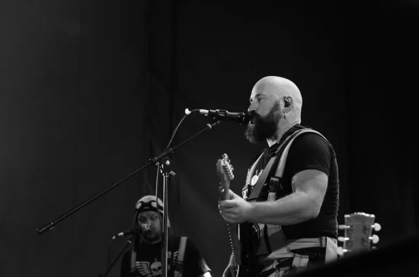 ダークシーンで演奏するロックバンドのギター奏者 — ストック写真