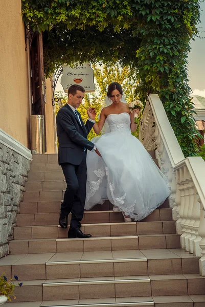 Lovely couple in Ukrainian wedding Lutsk — Stockfoto