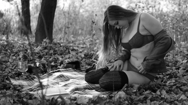 Splendida ragazza capelli rossi in body rosso e cappotto. Giovane donna che cammina nel parco — Foto Stock