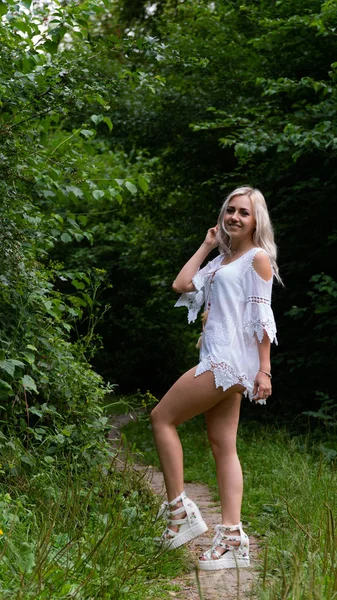 セクシーブロンド女性で夏服に自然 — ストック写真