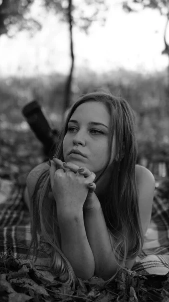 Superbe fille aux cheveux rouges en body rouge et manteau. Jeune femme marchant dans le parc — Photo