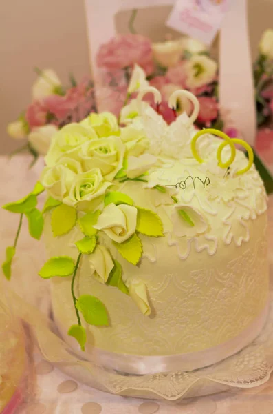 Bröllopstårta Med Blommor Och Ljus — Stockfoto