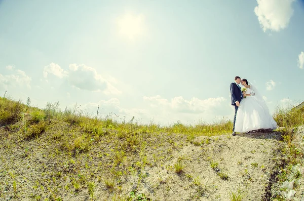 Mooi koppel in Oekraïense bruiloft Lutsk — Stockfoto