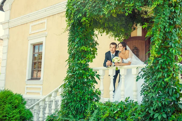 Lovely couple in Ukrainian wedding Lutsk — Stockfoto