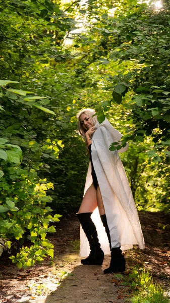 Sexy Blonde Woman White Cloak Nature — Stock fotografie
