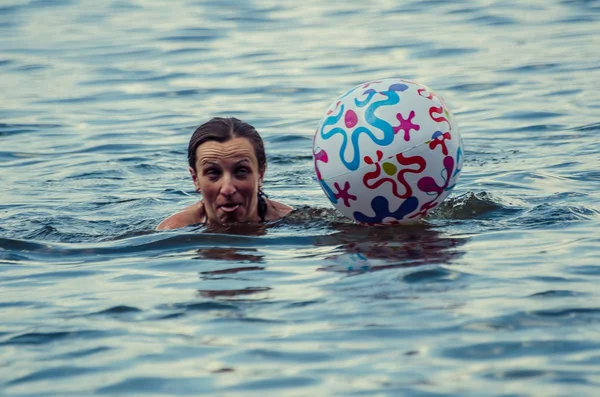 Jeune Femme Jouant Dans Lac Été — Photo