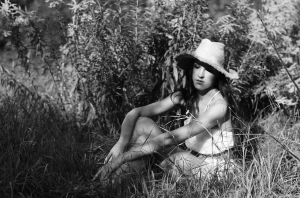 Foto vintage de uma menina / sépia, preto e branco retrato de uma bela jovem mulher, verão felicidade — Fotografia de Stock