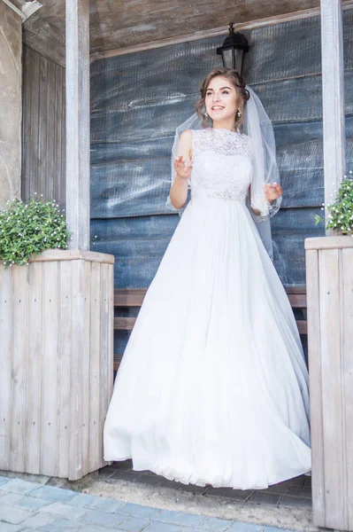 Giorno del matrimonio bella sposa ed elegante sposo a piedi dopo il matrimonio di lusso 23.07.2017 Lutsk, Ucraina — Foto Stock