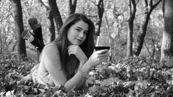 Ung Vacker Kvinna Med Ett Glas Vin Parken Hösten — Stockfoto