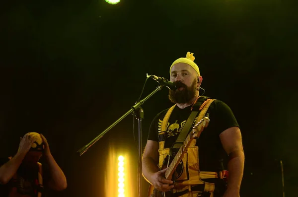 Guitarrista Banda Rock Tocando Cena Escura — Fotografia de Stock