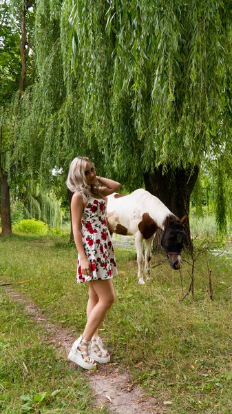 セクシーブロンド女性で夏服に自然 — ストック写真