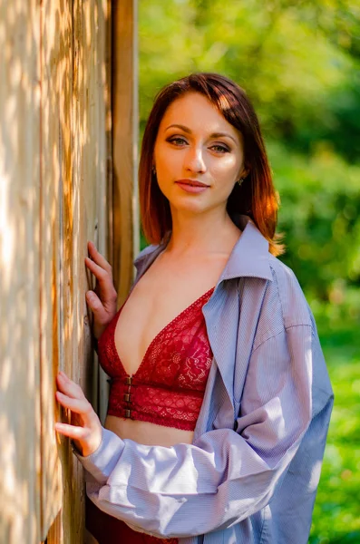 Gyönyörű szexi meztelen vörös hajú lány, gyönyörű fehérnemű, természet — Stock Fotó