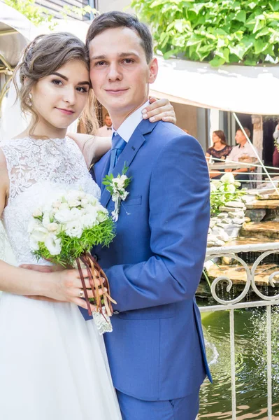 Esküvő napja gyönyörű menyasszony és elegáns vőlegény séta esküvő után luxus 23.07.2017 Lutsk, Ukrajna — Stock Fotó
